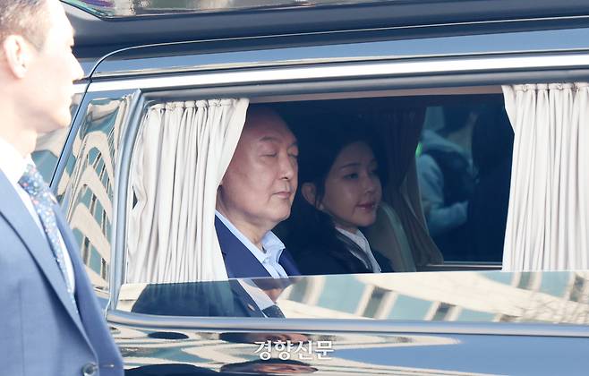 윤석열 전 대통령과 김건희 여사가 지난 4월11일 서울 용산구 한남동 대통령 관저를 떠나고 있다. 권도현 기자