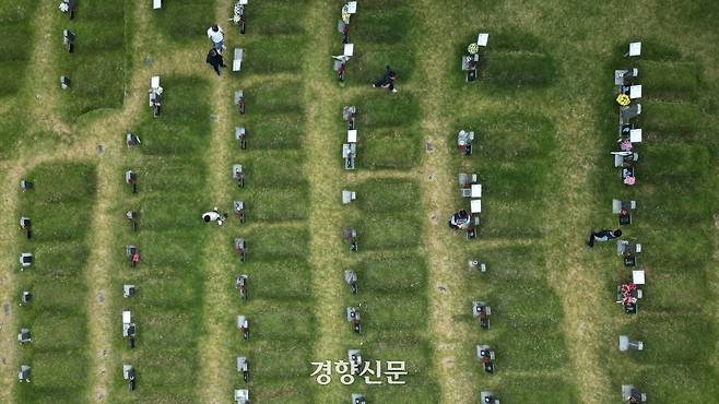 5·18 민주화운동 45주기를 이틀 앞둔 지난 5월 16일 광주 북구 망월동 민주민주열사묘역을 찾은 참배객들이 묘지를 둘러보고 있다. 2025.05.15. 정효진 기자