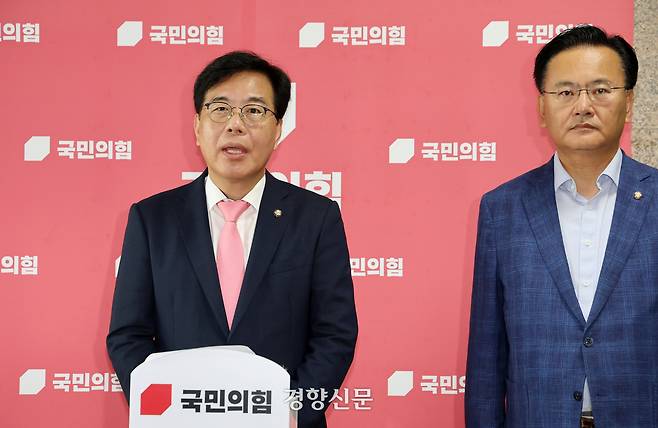 송언석 국민의힘 비상대책위원장 겸 원내대표(왼쪽)가 25일 국회에서 원내대표실 앞에서 자당 김선교 의원실에 대한 압수수색 관련 브리핑을 하고 있다. 박민규 선임기자