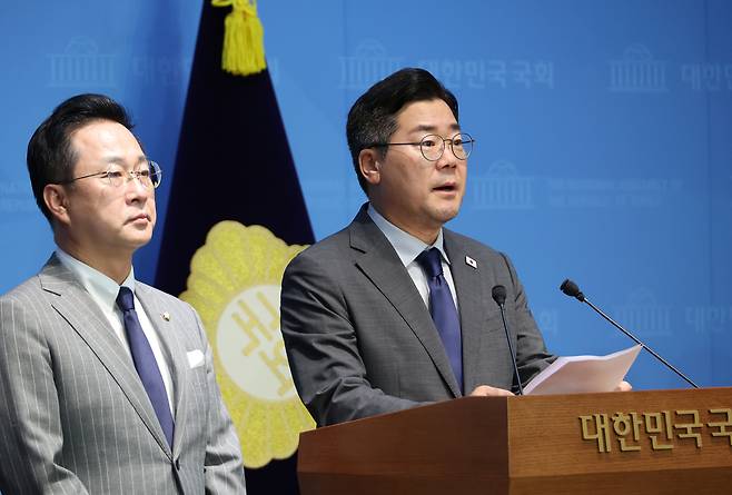 더불어민주당 당대표 후보인 박찬대 의원이 25일 국회 소통관에서 윤석열 전 대통령 체포영장 집행 저지에 나섰던 국민의힘 의원 45인에 대한 제명 촉구 결의안 발의 계획을 밝히고 있다. 연합뉴스