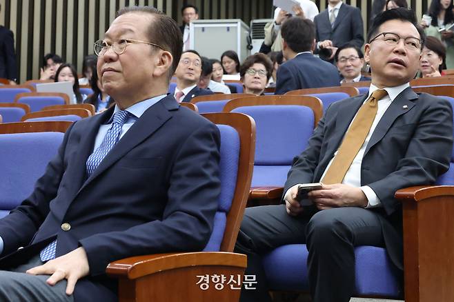 지난 5월 국회 의원총회에 참석한 권영세 의원(왼쪽)과 이양수 의원. 한수빈 기자