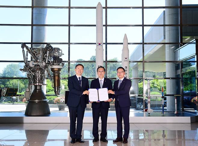 누리호 개발 기술 이전 계약 체결식에 참석한 (왼쪽부터)이상철 항우연 원장, 윤영빈 우주항공청장, 손재일 한화에어로스페이스 대표가 기념촬영을 하고 있다. 우주청 제공
