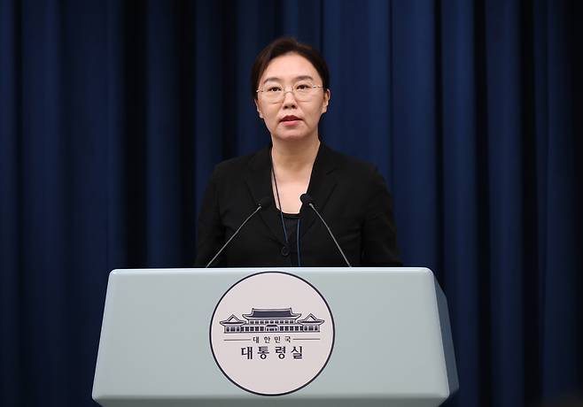 강유정 대통령실 대변인이 24일 용산 대통령실 청사에서 브리핑하고 있다.  대통령실사진기자단