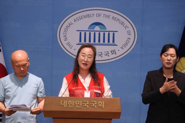 전국민주일반노조 부산본부 태종대지회 김은정 조합원이 24일 오전 국회 소통관에서 간접고용노동자의 고용승계를 의무화하는 근로기준법 개정안 발의 기자회견에서 발언하고 있다. 전국민주일반노조 부산본부 제공