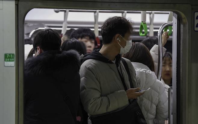 지난해 11월 서울 구로구 신도림역에서 시민들이 지하철에 탑승하고 있다. 유희태 기자