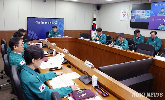 충남도는 도청 영상회의실에서 박정주 행정부지사 주재로 호우 피해 지원대책 일일 점검회의를 열고, 피해복구 상황 공유 및 신속한 지원방안을 논의했다.&nbsp;