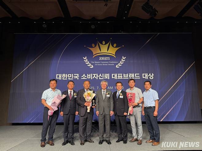 충남도는 25일 서울 더 플라자 호텔에서 열린 ‘2025 대한민국 소비자 신뢰 대표 브랜드 대상’ 지역특산물 쌀 부문에서 ‘청풍명월 골드’가 13년 연속 1위에 선정됐다.