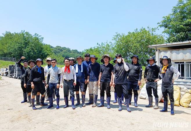 충남도의회 의회사무처 직원들이 당진지역 수해 현장을 찾아 복구에 힘을 보탠 뒤 기념촬영을 하고 있다.
