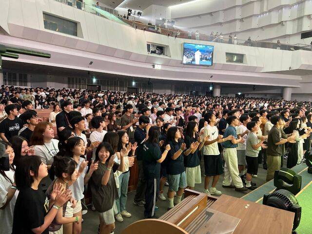 전국청소년연합수련회 ‘스피릿 파워’에 참석한 청소년들이 24일 경기도 성남 분당구 할렐루야교회에서 일어나 찬양하며 예배를 드리고 있다.