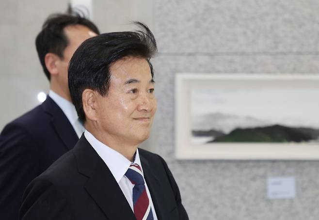 정동영 통일부 장관 후보자가 23일 전주지법에서 열린 공직선거법 위반 항소심 재판에 참석하기 위해 변호인단과 함께 법정으로 향하고 있다. 연합뉴스