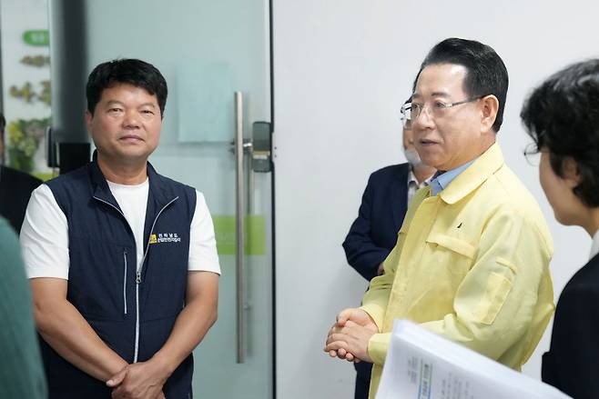 김영록 전라남도지사가 25일 나주 공익활동지원센터를 방문, 나주 이주노동자 인권침해 피해자와 면담을 마친 뒤 관계자들과 이야기를 나누고 있다. 전남도 제공