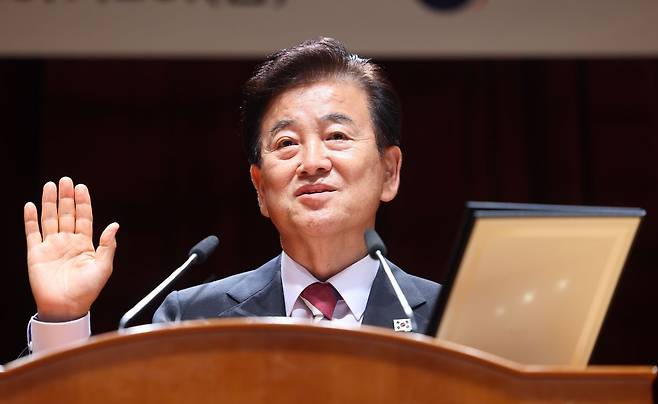 정동영 신임 통일부 장관이 25일 서울 종로구 정부서울청사 별관에서 열린 취임식에서 취임 선서를 하고 있다. 연합뉴스
