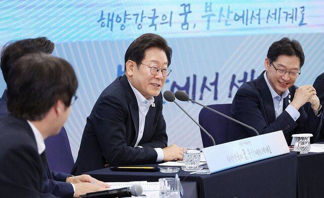 이재명 대통령이 25일 부산 부경대에서 타운홀미팅 '부산의 마음을 듣다' 간담회에서 발언하고 있다. 연합뉴스