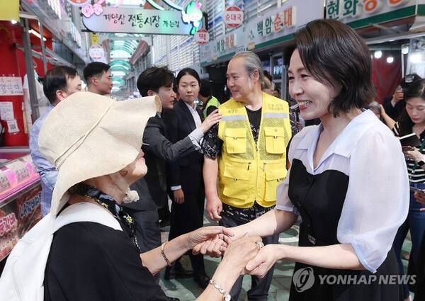 김혜경 여사가 25일 인천 계양산전통시장을 방문해 한 시민과 인사하고 있다. 대통령실통신사진취재단 제공