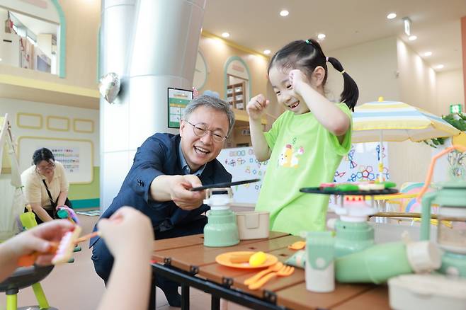 ◇ 장인홍 구로구청장과 아이들이 함께 놀이체험을 하고 있다.　