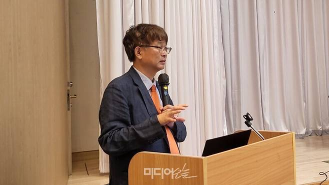 ▲ 토론회에서 발제하고 있는 심영섭 교수. 사진=박재령 기자