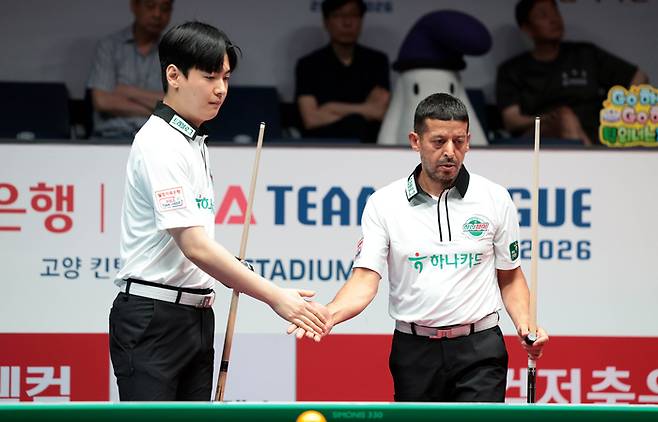 하나카드가 PBA팀리그 1라운드 3일차 경기만에 첫승을 거뒀다. 하나카드 초클루는 신정주와 짝을 이뤄 1세트를 이겼고, 3세트에선 체네트를 꺾고 혼자서 2승을 따냈다. (사진=PBA)