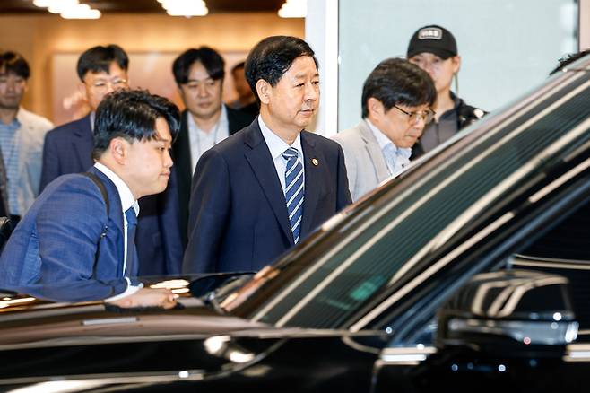 한미 간 2+2 통상협상을 위해 미국으로 출국할 예정이던 구윤철 경제부총리 겸 기획재정부 장관이 24일 인천국제공항 제2여객터미널에서 굳은 표정으로 나오고 있다. 기재부는 이날 오전 “스콧 베선트 미국 재무장관의 긴급 일정으로 25일 예정됐던 협상이 개최되지 못하게 됐다”고 밝혔다. 이날 구 부총리는 출국 1시간 전 인천국제공항 대기실에서 회담 취소 소식을 접하고 정부서울청사로 되돌아갔다. [연합뉴스]