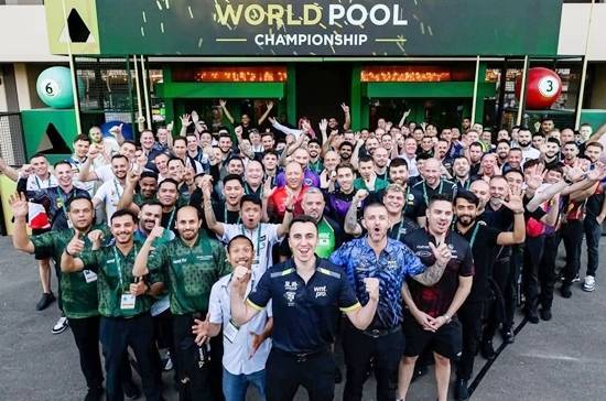 전세계적으로 포켓볼 붐이 다시 일면서 총상금 13억원, 6억원짜리 역대급 포켓볼대회가 연이어 열리고 있다. 사진은 현재 사우디아라비아 제다에서 열리고 있는 ‘2025 세계9볼선수권’에 참가한 선수들이 대회 개막에 앞서 단체로 기념촬영하고 있다. 이 대회는 우승상금이 3억4000만원이다. (사진=matchroom pool)