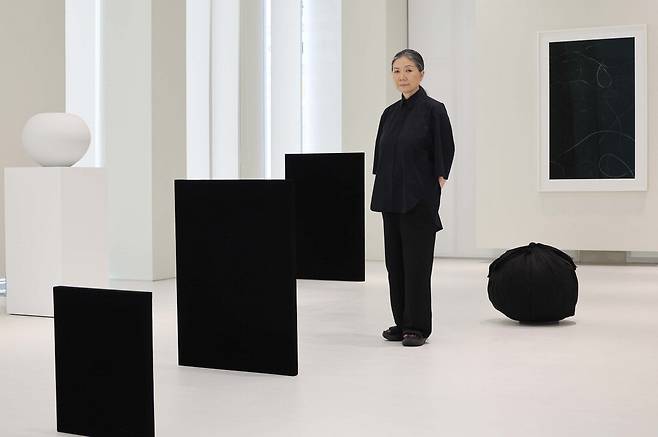 '메타-페인팅(Meta-Painting)' 연작이 전시된 서울 강남구 김수자 작가의 스튜디오. 오른쪽 하단 검은 보따리에는 2020년 작고한 남편(고 정염성)의 헌옷이 담겨 있다. 그의 대표적 오브제인 보따리는 기억을 감싸는 행위이기도 하다.  한주형 기자