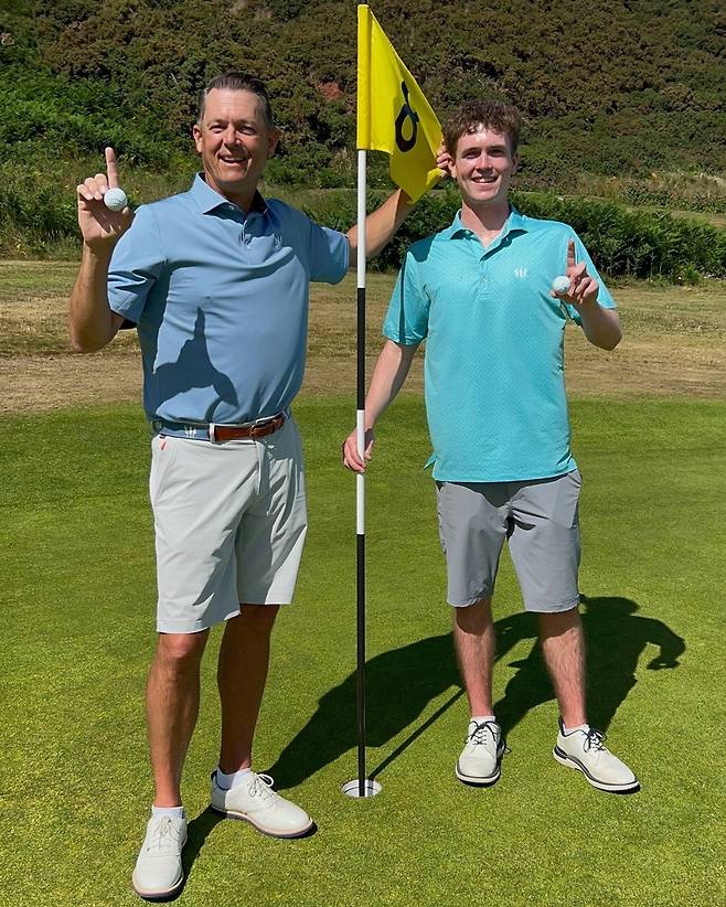 46세 아버지 짐 로어스태프와 18세 아들 블레이크가 파4홀에서 동시 홀인원에 성공했다.
 골프다이제스트