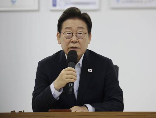 이재명 대통령이 25일 경기 시흥시 SPC 삼립 시화공장에서 열린 산업재해 근절 현장 노사간담회에서 발언하고 있다. [사진 = 연합뉴스]