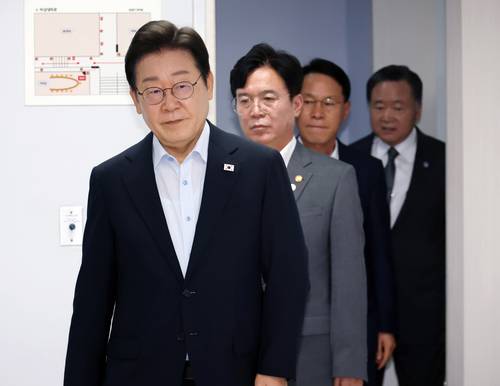 이재명 대통령이 25일 경기도 시흥시 SPC 삼립 시화공장에서 열린 산업재해 근절 현장 노사간담회에서 참석자의 발언을 경청하고 있다. [김호영기자]