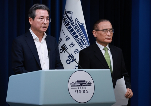 김용범 대통령실 정책실장(왼쪽)과 위성락 국가안보실장이 25일 서울 용산 대통령실 청사에서 이날 강훈식 대통령비서실장 주재로 열린 통상대책회의 관련 브리핑을 하고 있다. [사진 출처 = 연합뉴스]