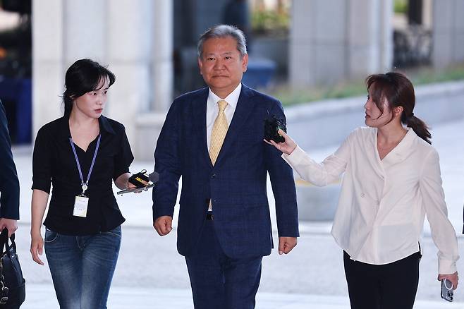 이상민 전 행정안전부 장관이 25일 서울 서초구 서울고등검찰청에 마련된 내란특검 사무실에서 '언론사 단전·단수 의혹'과 관련해 피의자 조사를 받기 위해 출석하고 있다.  연합뉴스
