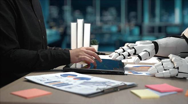 챗GPT의 등장으로 AI가 직장에 침투하면서, 현장은 새로운 조직문화를 요구하고 있다. (게티이미지뱅크 제공)