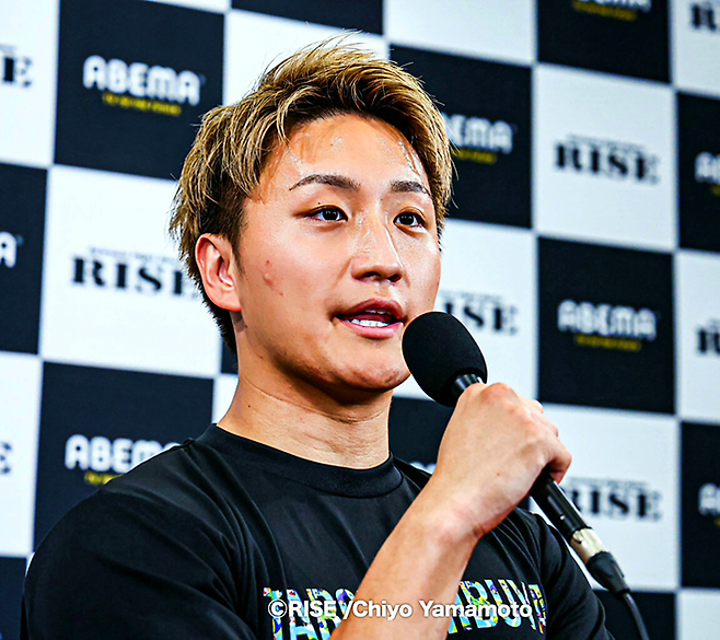제2대 라이즈 90㎏ 챔피언 난바라 겐타가 2025년 7월 RISE 190 일본인 출전선수 공개 연습 후 인터뷰하고 있다. 사진=RISEクリエーション株式会社