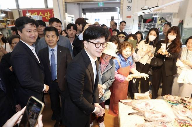 [서울=뉴시스] 김명년 기자 = 제21대 대통령 선거 출마를 선언한 국민의힘 한동훈 전 대표가 10일 서울 동작구 노량진 수산시장을 찾아 상인들과 인사를 나누고 있다. 2025.04.10. kmn@newsis.com /사진=김명년