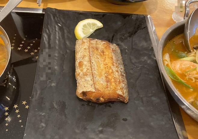 경기 한 횟집에서 내온 1만8000원짜리 갈치구이. /사진=온라인 커뮤니티