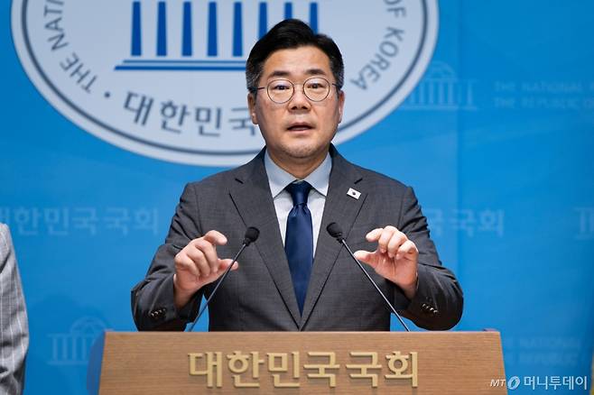 박찬대 더불어민주당 당대표 후보가 25일 서울 여의도 국회 소통관에서 기자회견을 열고 윤석열 전 대통령 내란 사태에서 '인간 방패' 역할을 한 국민의힘 국회의원 45명에 대한 제명 촉구 결의안 발의를 밝히고 있다. 2025.7.25/뉴스1 Copyright (C) 뉴스1. All rights reserved. 무단 전재 및 재배포, AI학습 이용 금지.