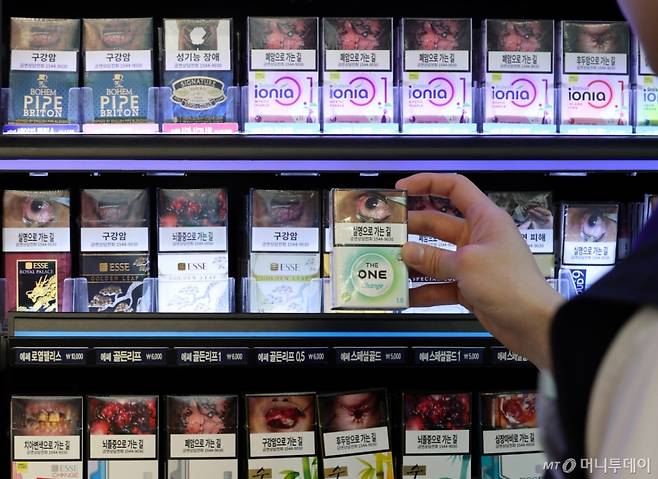 서울 시내 한 편의점에서 직원이 담배를 정리하고 있다.  /사진제공=뉴스1