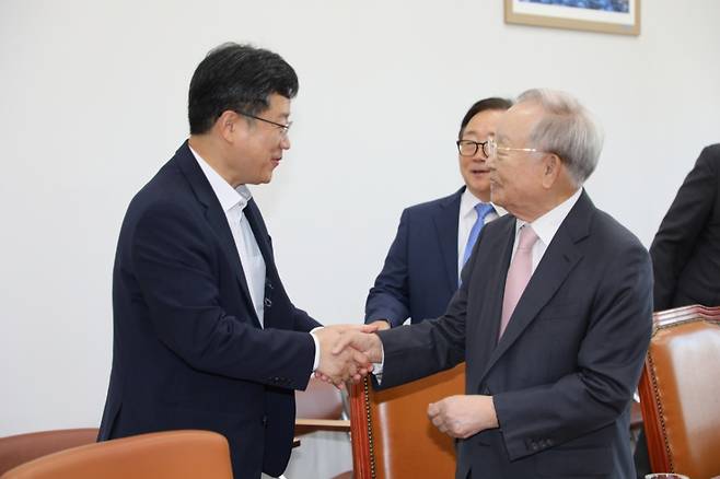 손경식 한국경영자총협회 회장(오른쪽)이 안호영 국회 환경노동위원회 위원장과 만났다./사진=한국경영자총협회