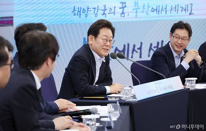 [부산=뉴시스] 최동준 기자 = 이재명 대통령이 25일 부산 부경대에서 열린 타운홀미팅 '부산의 마음을 듣다' 지역 주민 간담회에서 발언하고 있다. (대통령실통신사진기자단) 2025.07.25. photocdj@newsis.com /사진=최동준