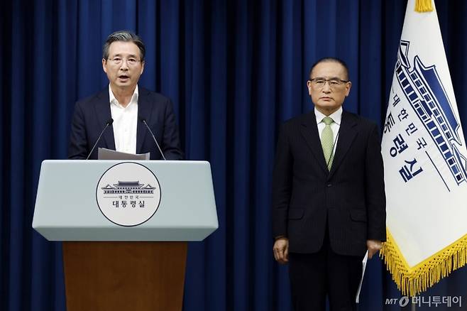 [서울=뉴시스] 최동준 기자 = 김용범(왼쪽) 정책실장과 위성락 국가안보실장이 25일 서울 용산 대통령실 청사에서 통상대책회의 관련 브리핑을 하고 있다. 2025.07.25. photocdj@newsis.com /사진=최동준