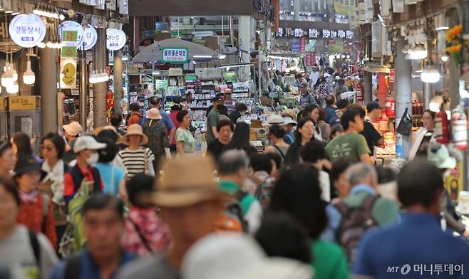 (서울=뉴스1) 장수영 기자 = 25일 오후 서울 동대문구 청량리종합시장이 장을 보려는 시민들로 북적이고 있다.   정부에 따르면 전 국민에게 최대 1인당 45만 원을 지급하는 민생회복 소비쿠폰 신청자가 나흘 만에 2890만 명을 돌파한 것으로 집계됐다.   전체 지급 대상자(5060만여 명) 가운데 57.1%가 신청했으며, 총 지급액은 5조 2186억 원에 이른다. 2025.7.25/뉴스1  Copyright (C) 뉴스1. All rights reserved. 무단 전재 및 재배포,  AI학습 이용 금지. /사진=(서울=뉴스1) 장수영 기자