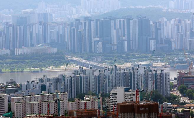 자금난을 겪는 건설업체들을 지원하고 침체한 시장에 유동성을 공급하기 위해 주택도시보증공사(HUG)의 미분양 안심환매 사업이 진행된다. 사진은 서울 남산에서 바라본 서울 시내 아파트 모습. /사진=뉴시스