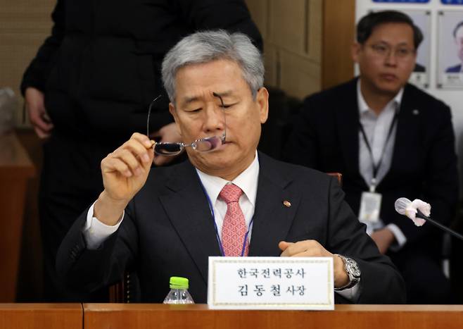 김동철 한국전력공사 사장이 지난해 12월23일 세종시 정부세종청사에서 열린 공공기관장 회의에 앞서 안경을 고쳐쓰고 있다. /사진=뉴시스
