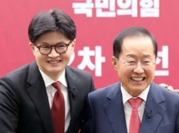 한동훈(왼쪽) 전 국민의힘 대표와 홍준표 전 대구시장. 국회사진기자단