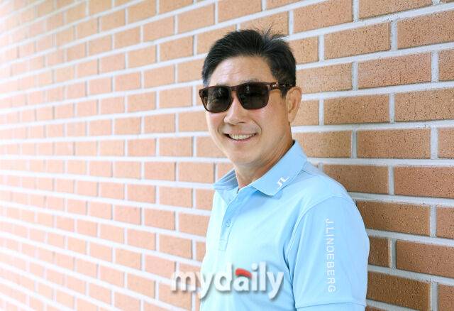 22일 강원도 횡성군 횡성베이스볼파크에서 '2025 제2회 마이데일리배 전국유소년야구대회'가 열렸다. 포즈 취하는 한대화 前한화 전 감독./횡성=송일섭 기자 andlyu@mydaily.co.kr