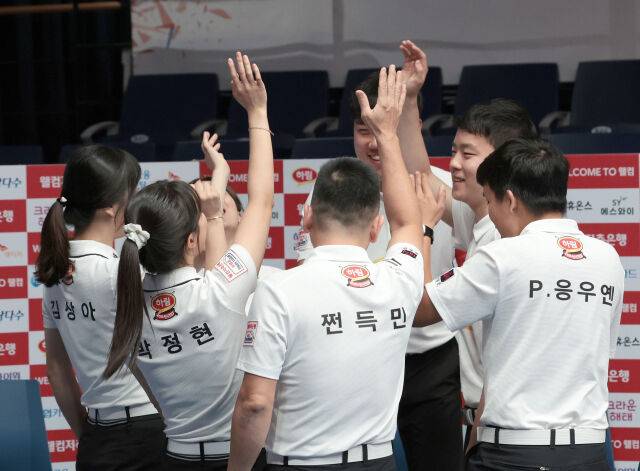 하림 선수단이 승리 후 기뻐하고 있다./PBA