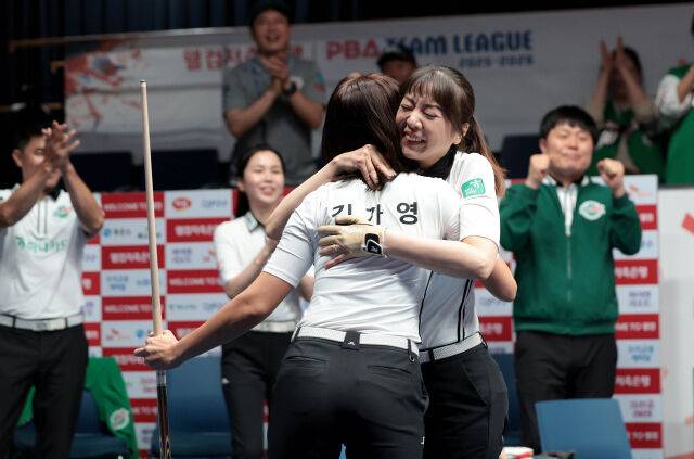 하나카드의 김가영이 2세트 승리 후 마지막 득점을 올리자 사카이 아야코가 포옹하고 있다./PBA
