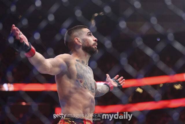 올리베이라를 꺾고 환호하는 토푸리아. /게티이미지코리아