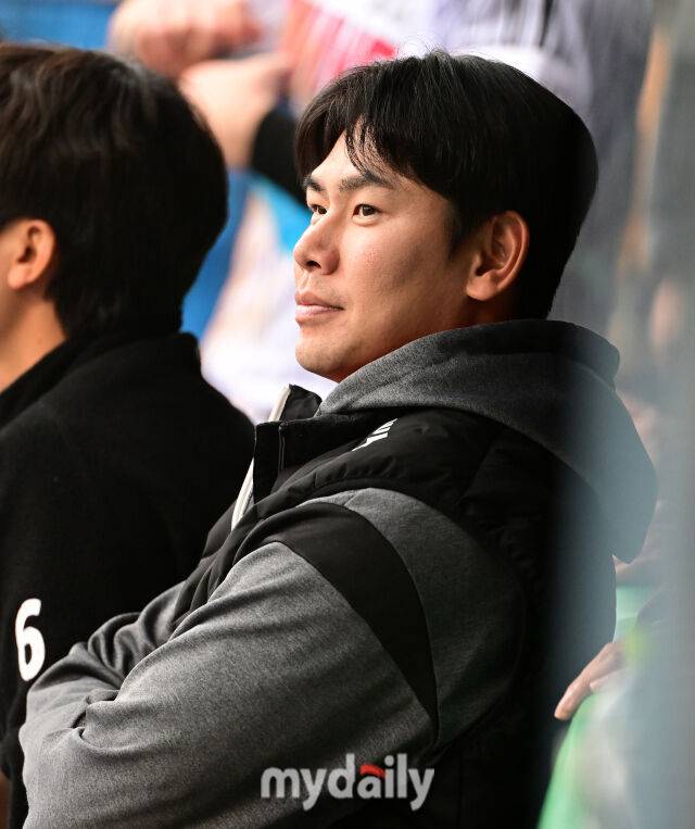 2025년 4월 12일 오후 서울 잠실구장에서 진행된 '2025 신한 SOL뱅크 KBO 리그' 두산 베어스와 LG 트윈스의 경기.LG 홍창기가 더그아웃에서 경기를 지켜보고 있다./마이데일리