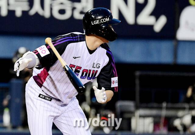 2일 오후 서울 잠실야구장에서 진행된 '2025 프로야구 KBO리그' LG트윈스와 SSG랜더스의 경기.LG 홍창기가 3회말 1사에서 안타를 치고 있다./마이데일리