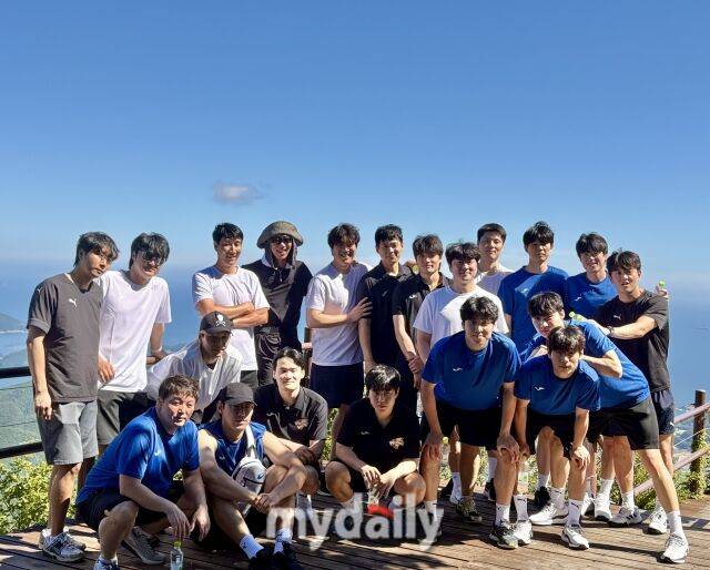 금산 보리암에서 단체사진을 촬영한 한국전력 선수단 및 코칭스태프./남해=김희수 기자