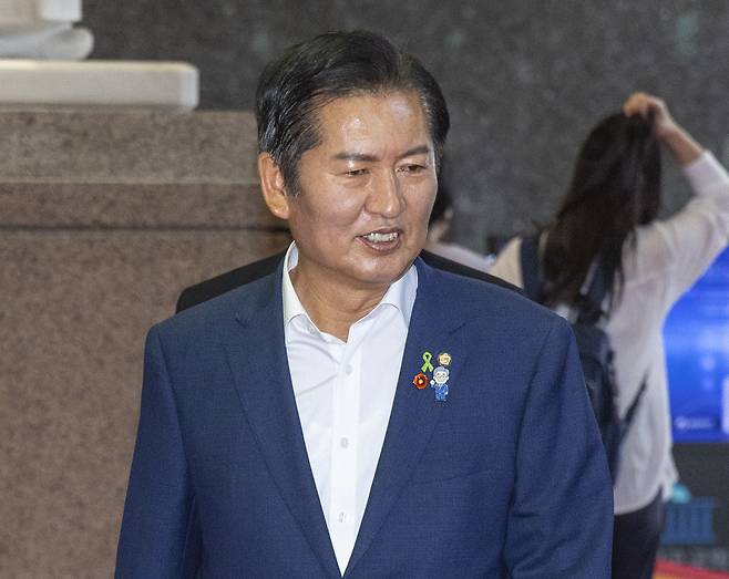 더불어민주당 8·2 전당대회에 당 대표 후보로 출마한 정청래 의원이 23일 국회 본회의 개회에 앞서 열린 의원총회에 입장하고 있다. [연합]